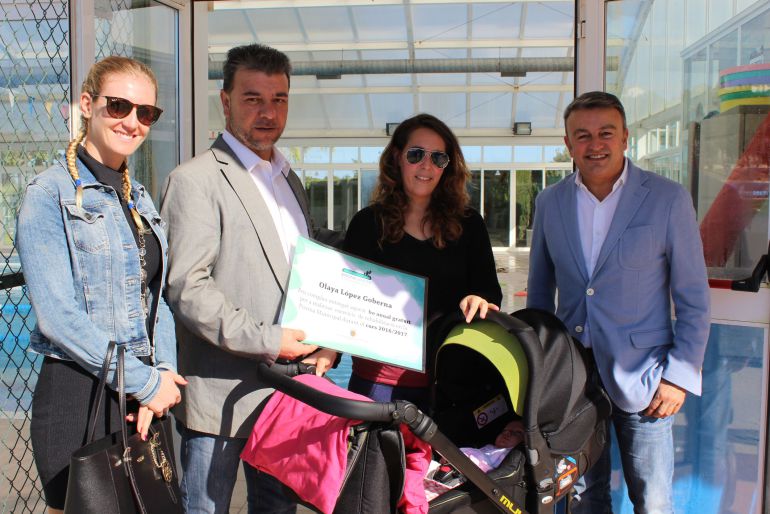 Entrega del bono anual gratuito para Olaya para que pueda iniciar sus ejercicios de rehabilitación en la piscina municipal del Poble Nou de Benitatxell. Entrega del bono anual gratuito para Olaya para que pueda iniciar sus ejercicios de rehabilitación en la piscina municipal del Poble Nou de Benitatxell.