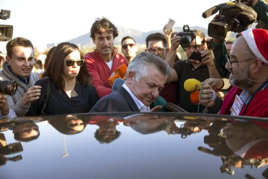 GRA287. ALHAURÍN DE LA TORRE (MÁLAGA), 19/11/2016.- El ex asesor urbanístico del Ayuntamiento de Marbella (Málaga) y cerebro de la operación Malaya, Juan Antonio Roca, a su salida hoy de la prisión provincial de Alhaurín de la Torre en el primer permiso de tres días que se le ha concedido desde que fue encarcelado en marzo de 2006. EFE/Daniel Pérez GRA287. ALHAURÍN DE LA TORRE (MÁLAGA), 19/11/2016.- El ex asesor urbanístico del Ayuntamiento de Marbella (Málaga) y cerebro de la operación Malaya, Juan Antonio Roca, a su salida hoy de la prisión provincial de Alhaurín de la Torre en el primer permiso de tres días que se le ha concedido desde que fue encarcelado en marzo de 2006. EFE/Daniel Pérez