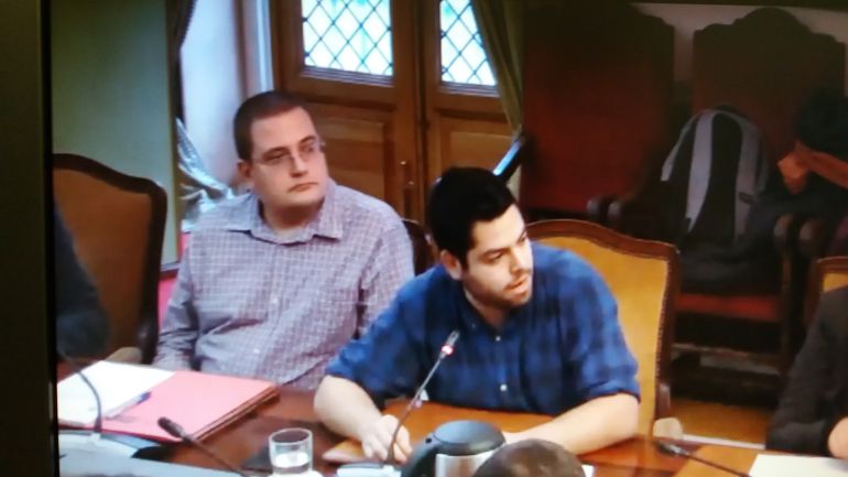 Rubén Rosón, a la derecha, se dirige a los concejales del PP. A su lado el edil del PSOE Diego Valiño. Rubén Rosón, a la derecha, se dirige a los concejales del PP. A su lado el edil del PSOE Diego Valiño.