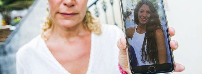 La madre de Diana Quer muestra una foto de la joven. La madre de Diana Quer muestra una foto de la joven.