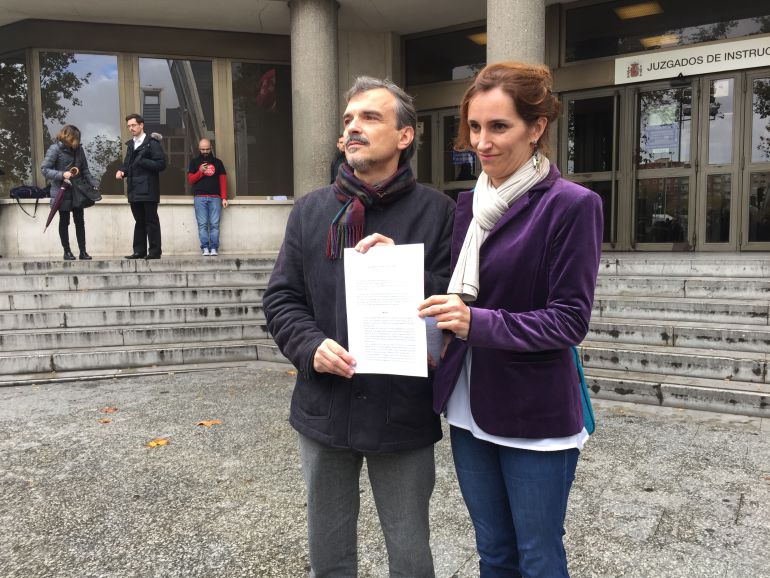 José Manuel López y Mónica García, portavoz de sanidad en la Asamblea de Podemos, presentando la denuncia José Manuel López y Mónica García, portavoz de sanidad en la Asamblea de Podemos, presentando la denuncia