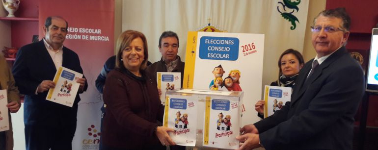 La consejera de Educación, junto a Juan Castaño, presidente del Consejo Escolar de la Región, sostienen la urna y animan a votar en el proceso electoral que se celebra mañana en 490 centros. La consejera de Educación, junto a Juan Castaño, presidente del Consejo Escolar de la Región, sostienen la urna y animan a votar en el proceso electoral que se celebra mañana en 490 centros.