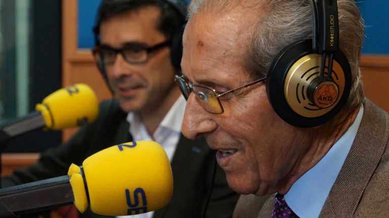 Federico Martín Bahamontes, el "Águila de Toledo", en SER Toledo. Al fondo, Eduardo Sánchez Butragueño, de la Fundación Soliss Federico Martín Bahamontes, el "Águila de Toledo", en SER Toledo. Al fondo, Eduardo Sánchez Butragueño, de la Fundación Soliss