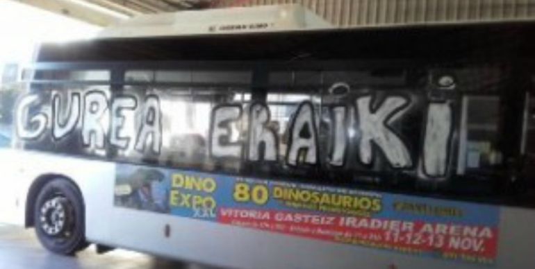 Un autobús atacado con pintadas en el Campus de Álava en protesta por las elecciones a rector que se celebrarán el próximo jueves Un autobús atacado con pintadas en el Campus de Álava en protesta por las elecciones a rector que se celebrarán el próximo jueves