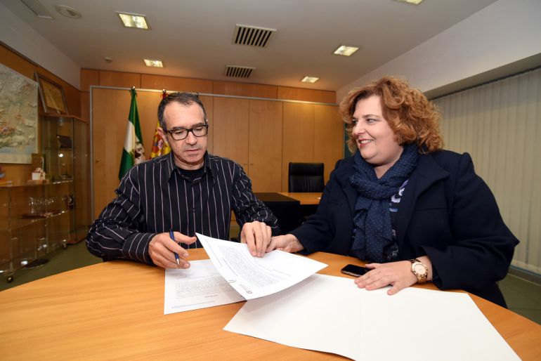 El nuevo director del Centro José Guerrero, Francisco Baena, junto a la diputada de Cultura de Granada, Fátima Gómez Abad El nuevo director del Centro José Guerrero, Francisco Baena, junto a la diputada de Cultura de Granada, Fátima Gómez Abad