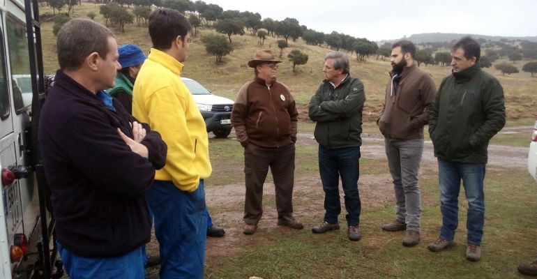 El delegado de Medio Ambiente, Juan Eugenio Ortega (tercero por la derecha), junto a propietarios de la finca. El delegado de Medio Ambiente, Juan Eugenio Ortega (tercero por la derecha), junto a propietarios de la finca.