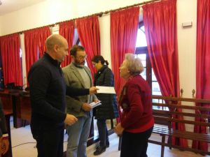Entrega de la resolución a una de las beneficiarias Entrega de la resolución a una de las beneficiarias