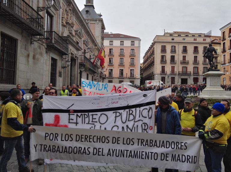 Bomberos y trabajadores del SAMUR protestan por la escasez de sus plantillas Bomberos y trabajadores del SAMUR protestan por la escasez de sus plantillas
