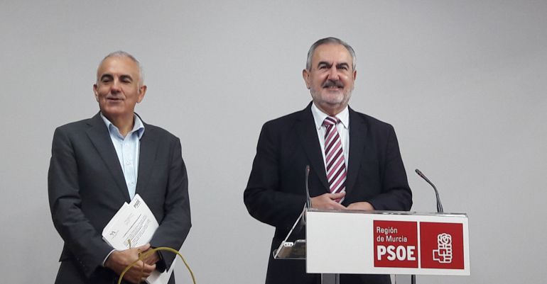 Rafael González Tovar, junto al diputado Alfonso Martínez Baños, en la comparecencia en la sede del PSOE de Murcia Rafael González Tovar, junto al diputado Alfonso Martínez Baños, en la comparecencia en la sede del PSOE de Murcia