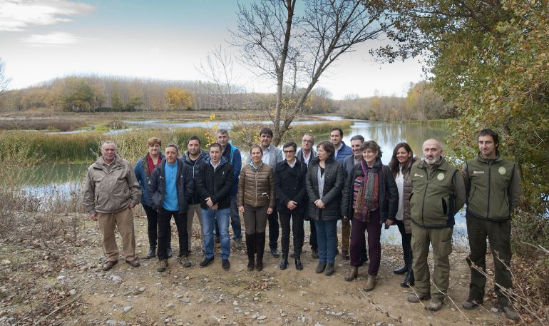 Alcaldes y técnicos de Medio ambiente con la presidenta Barkos, la consejera de Medio Ambiente, Isabel Elizalde y la directora general, Eva García Balaguer en el soto de Marcilla Alcaldes y técnicos de Medio ambiente con la presidenta Barkos, la consejera de Medio Ambiente, Isabel Elizalde y la directora general, Eva García Balaguer en el soto de Marcilla