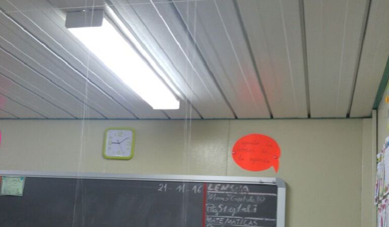 Imagen esta mañana de una de las aulas del 103 con el agua filtrándose por el techo Imagen esta mañana de una de las aulas del 103 con el agua filtrándose por el techo