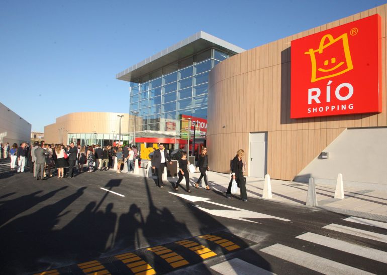 Roban 6.000 euros en Río Shopping por el procedimiento del 'butrón' Roban 6.000 euros en Río Shopping por el procedimiento del 'butrón'