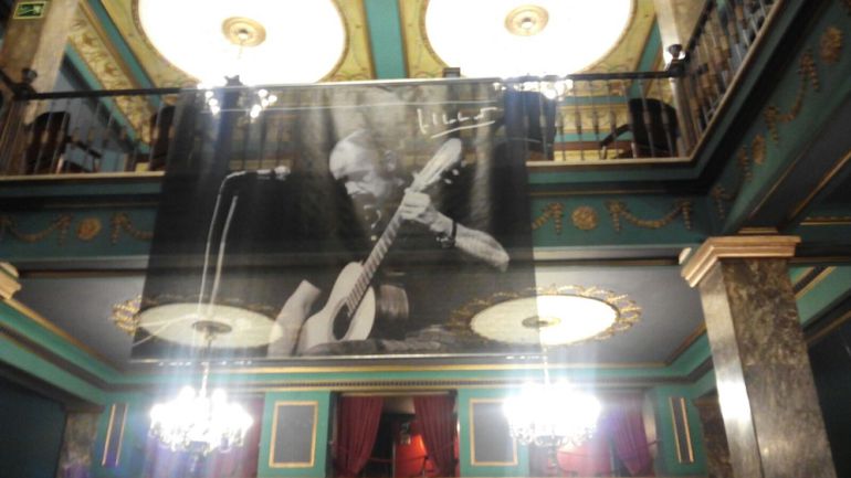 José Antonio Labordeta y su guitarra, recibiendo a los asistentes al Teatro Principal José Antonio Labordeta y su guitarra, recibiendo a los asistentes al Teatro Principal