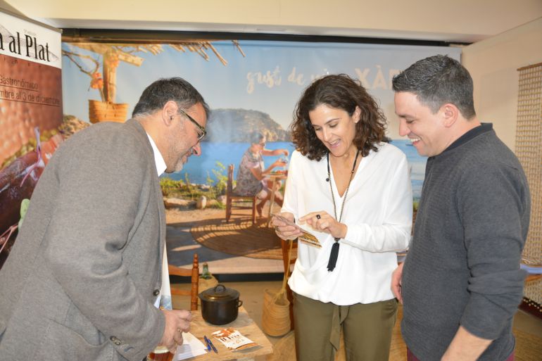 El chef Alberto Ferruz (d), del restaurante Bon Amb, durante su estancia en el stand del departamento de Turismo de Xàbia, en la 'II Fira Marina Alta amb els 5 sentits, el gust', celebrada en Ondar El chef Alberto Ferruz (d), del restaurante Bon Amb, durante su estancia en el stand del departamento de Turismo de Xàbia, en la 'II Fira Marina Alta amb els 5 sentits, el gust', celebrada en Ondar