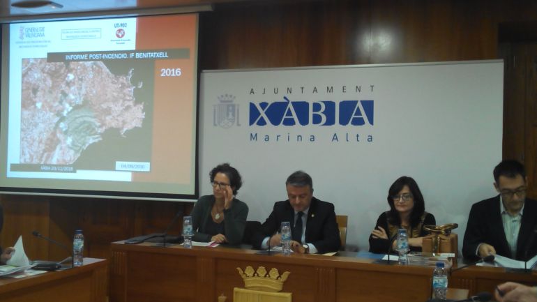 Mesa de concertación post-incendio de Xàbia y El Poble Nou de Benitatxell, constituida el 24 de noviembre en el salón de plenos del ayuntamiento xabiero. Objetivo: marcar una hoja de ruta de regeneración Mesa de concertación post-incendio de Xàbia y El Poble Nou de Benitatxell, constituida el 24 de noviembre en el salón de plenos del ayuntamiento xabiero. Objetivo: marcar una hoja de ruta de regeneración