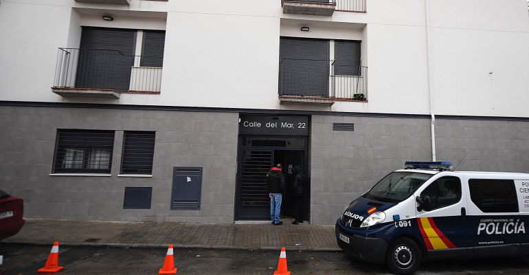 Un coche de la policía nacional en la vivienda de la localidad madrileña de Aranjuez donde una mujer de 40 años ha matado presuntamente a su hija de 5 años y luego se ha suicidado. Un coche de la policía nacional en la vivienda de la localidad madrileña de Aranjuez donde una mujer de 40 años ha matado presuntamente a su hija de 5 años y luego se ha suicidado.
