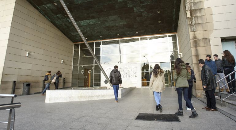 Entrada del Tanatorio de Valencia donde se encuentra instalada la capilla ardiente de la senadora y exalcaldesa de Valencia, Rita Barberá, Entrada del Tanatorio de Valencia donde se encuentra instalada la capilla ardiente de la senadora y exalcaldesa de Valencia, Rita Barberá,