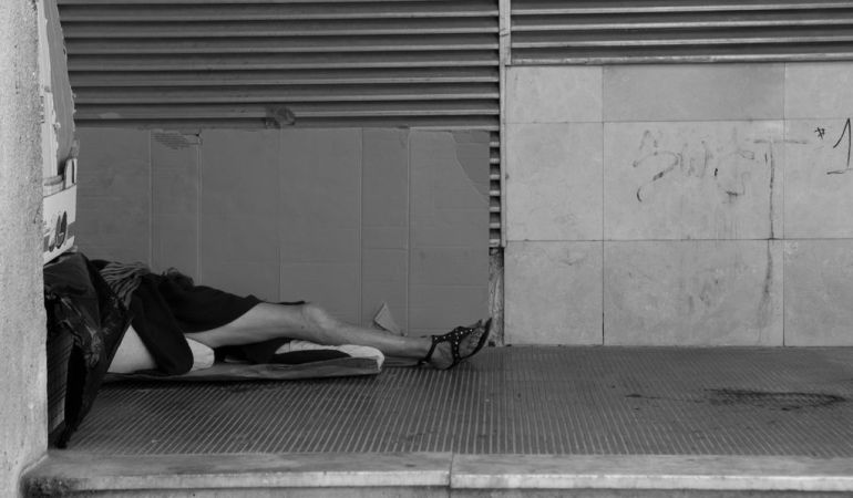 Una mujer se guarece por la noche en un soportal de Alicante Una mujer se guarece por la noche en un soportal de Alicante
