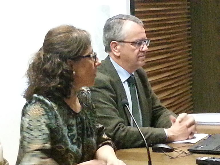 La Consejera de Infranestructuras Belén Fernández y el Director General de Calidad Ambiental, Manuel Gutiérrez en la presentación a los alcaldes de las alternativas a la incineración. La Consejera de Infranestructuras Belén Fernández y el Director General de Calidad Ambiental, Manuel Gutiérrez en la presentación a los alcaldes de las alternativas a la incineración.
