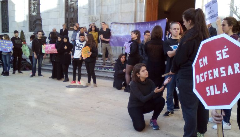 Imatge de la performance que s'ha celebrat a Tarragona en el dia contra la violència masclista. Imatge de la performance que s'ha celebrat a Tarragona en el dia contra la violència masclista.