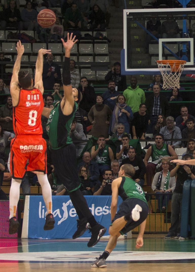 GRA348. BADALONA (BARCELONA),.- El base francés del Valencia Basquet Antoine Diot (c) lanza un triple en el último segundo frente a la defensa del jugador del Juventut, durante el partido de la novena jornada de la liga ACB Endesa disputado esta tarde en el Olimpico de Badalona. EFE, Quique García GRA348. BADALONA (BARCELONA),.- El base francés del Valencia Basquet Antoine Diot (c) lanza un triple en el último segundo frente a la defensa del jugador del Juventut, durante el partido de la novena jornada de la liga ACB Endesa disputado esta tarde en el Olimpico de Badalona. EFE, Quique García
