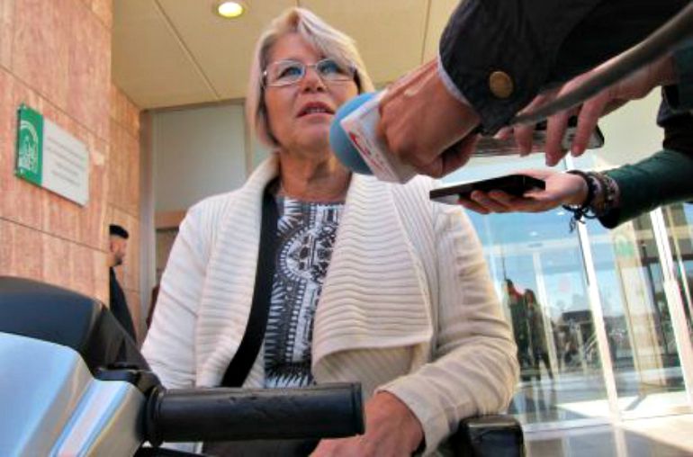 Ana María Pérez, la mujer sancionada por circular con su silla de ruedas eléctrica en sentido contrario en una calle de Benahavís tras acudir al juicio en la Ciudad de la Justicia Ana María Pérez, la mujer sancionada por circular con su silla de ruedas eléctrica en sentido contrario en una calle de Benahavís tras acudir al juicio en la Ciudad de la Justicia
