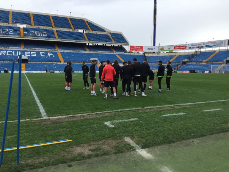 Los jugadores de la primera plantilla sobre el césped del Rico Pérez Los jugadores de la primera plantilla sobre el césped del Rico Pérez