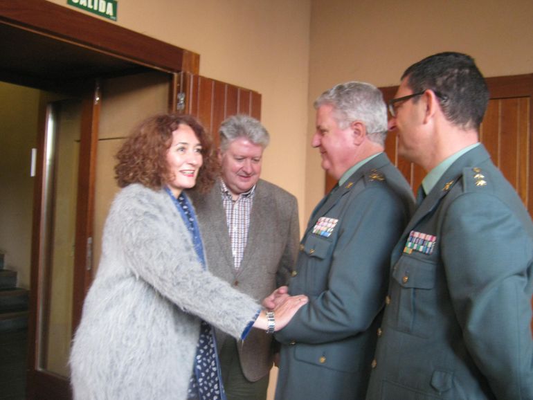 El general jefe de la XII Zona de Castilla y León, JOsé Manuel Díez Cubelos saluda a la alcaldesa de Ponferrada, Gloria Fernández Merayo El general jefe de la XII Zona de Castilla y León, JOsé Manuel Díez Cubelos saluda a la alcaldesa de Ponferrada, Gloria Fernández Merayo