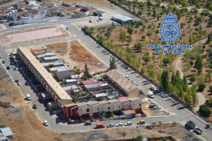 Vista aérea de la barriada del Cerro de Linares donde se ubicaba el punto de venta de droga. Vista aérea de la barriada del Cerro de Linares donde se ubicaba el punto de venta de droga.