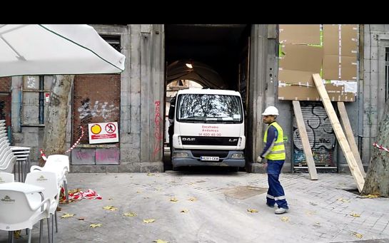 Un camión con remolque sale por la puerta del Palacio de Sueca Un camión con remolque sale por la puerta del Palacio de Sueca