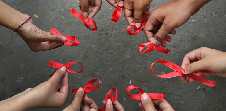 El lazo rojo sigue recordandonos la celebración del Día Mundial del Sida El lazo rojo sigue recordandonos la celebración del Día Mundial del Sida