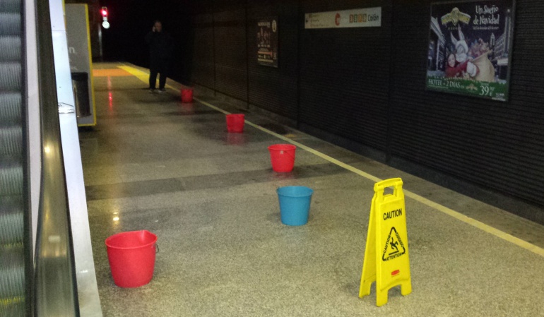 Cubos para recoger el agua que todavía cae en la estación de Colón de Metrovalencia