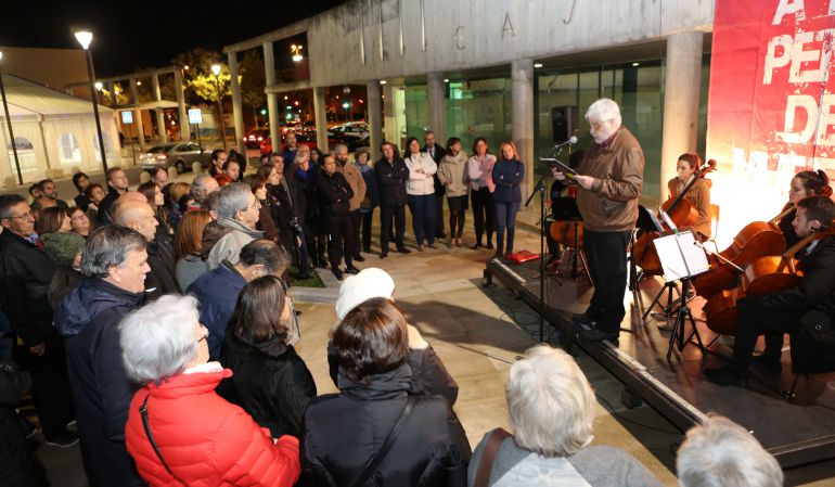 El periodista Vicente Romero leyendo el manifiesto contra la pena de muerte en Tres Cantos El periodista Vicente Romero leyendo el manifiesto contra la pena de muerte en Tres Cantos