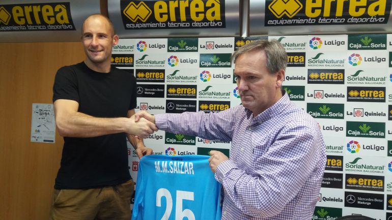 Saizar, durante su presentación como nuevo portero del Numancia. Saizar, durante su presentación como nuevo portero del Numancia.
