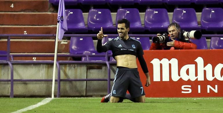 Juanmi Jimenez celebra el primero de sus dos goles en el Nuevo Zorrilla Juanmi Jimenez celebra el primero de sus dos goles en el Nuevo Zorrilla