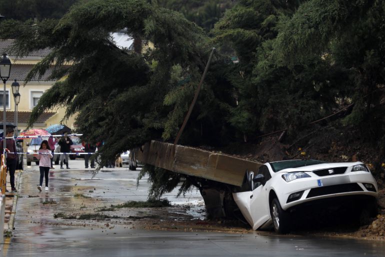 Varios coches afectados tras la caída de un muro en la urbanización "El Mirador del Río" situada en Los Barrios (Cádiz) como consecuencia de las lluvias registradas. Varios coches afectados tras la caída de un muro en la urbanización "El Mirador del Río" situada en Los Barrios (Cádiz) como consecuencia de las lluvias registradas.