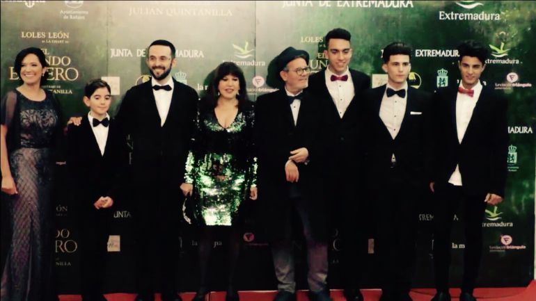 El equipo de "El Mundo Entero", con Loles León en el centro de la imagen, en la gala de estreno de la película en Badajoz. El equipo de "El Mundo Entero", con Loles León en el centro de la imagen, en la gala de estreno de la película en Badajoz.
