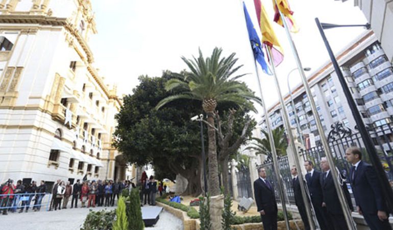 La Diputación celebró el año pasado el Día de la Constitución con un homenaje a la bandera, al que invitó al exministro García-Margallo La Diputación celebró el año pasado el Día de la Constitución con un homenaje a la bandera, al que invitó al exministro García-Margallo