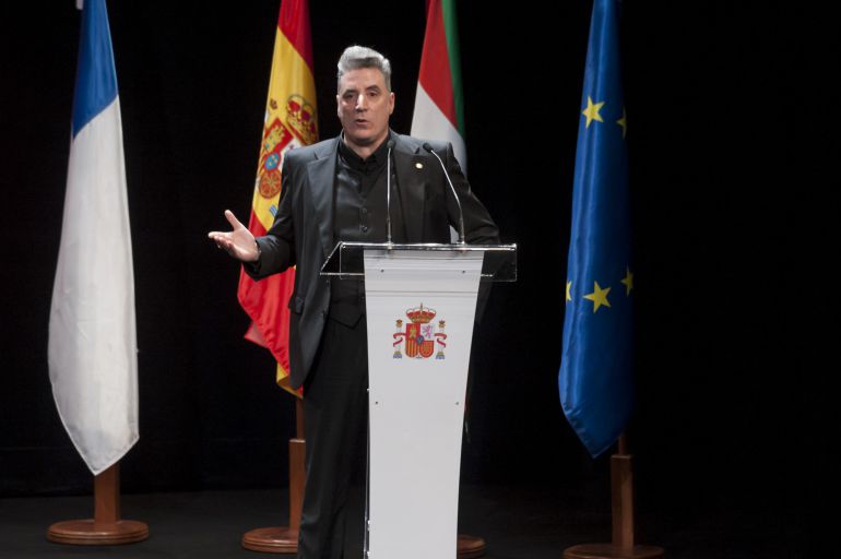 Loquillo, durante la gala de entrega de las Medallas de Oro al Mérito en las Bellas Artes. Loquillo, durante la gala de entrega de las Medallas de Oro al Mérito en las Bellas Artes.