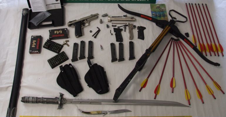 Armas y otros objetos que se han incautado al vecino de Pegalajar detenido en la Operación 'VULPES III'. Armas y otros objetos que se han incautado al vecino de Pegalajar detenido en la Operación 'VULPES III'.