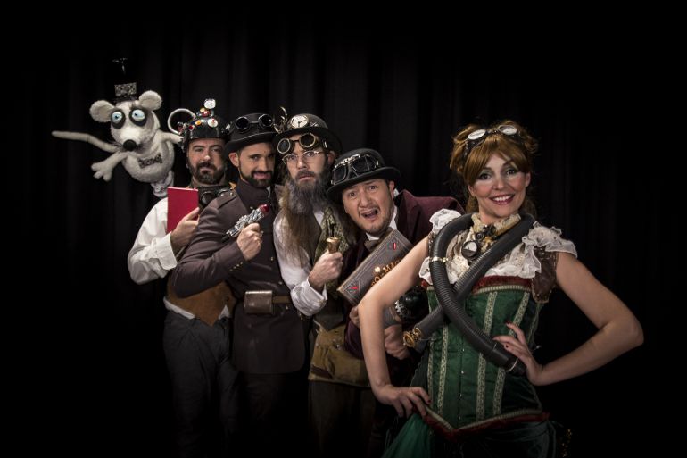 Los protagonistas de la obra posan con el vestuario Steampunk Los protagonistas de la obra posan con el vestuario Steampunk