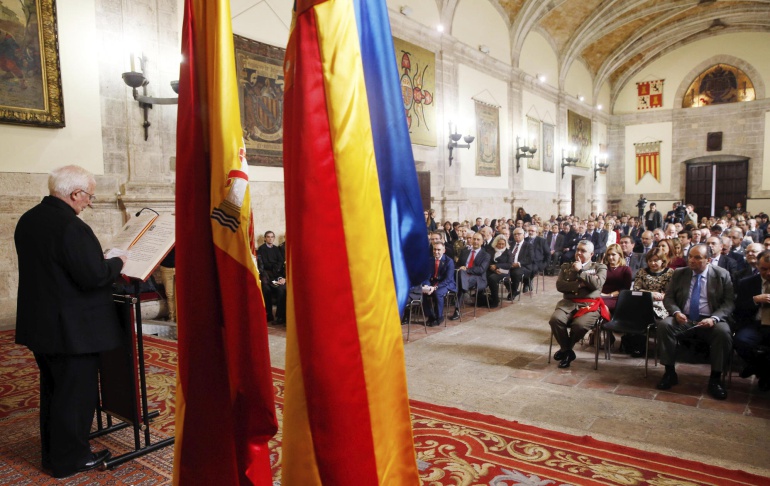 El cardenal arzobispo de Valencia, Antonio Cañizares, durante su turno de lectura en el acto de conmemoración del Día de la Constitución celebrado hoy en Capitanía General de Valencia. El cardenal arzobispo de Valencia, Antonio Cañizares, durante su turno de lectura en el acto de conmemoración del Día de la Constitución celebrado hoy en Capitanía General de Valencia.
