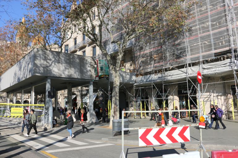 La plataforma sobre la vorera del passeig de Gràcia que s'ha instal·lat per la reforma de l'edifici de l'asseguradora Catalana Occident La plataforma sobre la vorera del passeig de Gràcia que s'ha instal·lat per la reforma de l'edifici de l'asseguradora Catalana Occident