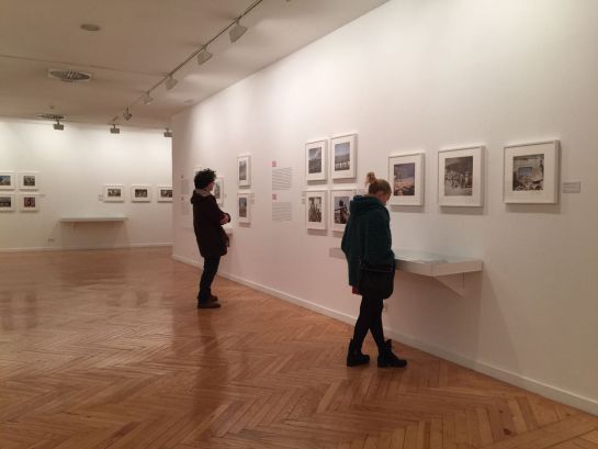 Visitantes en la exposición sobre Capa del Círculo de Bellas Artes Visitantes en la exposición sobre Capa del Círculo de Bellas Artes
