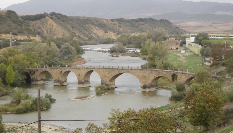 Vista del puente de Mendigorría sobre el río Arga Vista del puente de Mendigorría sobre el río Arga