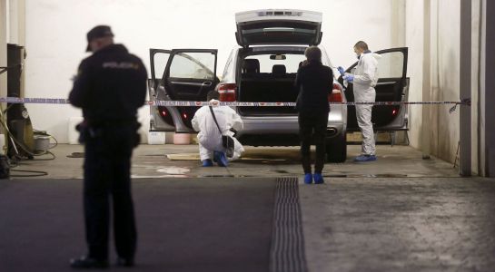 La policía científica registra el vehículo en el que la viuda del expresidente de la extinta Caja de Ahorros del Mediterráneo (CAM), Vicente Sala, ha sido hallada hoy muerta por un disparo en la cabeza en el interior del coche de alta gama en el transcurso de un supuesto robo, hoy en Alicante La policía científica registra el vehículo en el que la viuda del expresidente de la extinta Caja de Ahorros del Mediterráneo (CAM), Vicente Sala, ha sido hallada hoy muerta por un disparo en la cabeza en el interior del coche de alta gama en el transcurso de un supuesto robo, hoy en Alicante