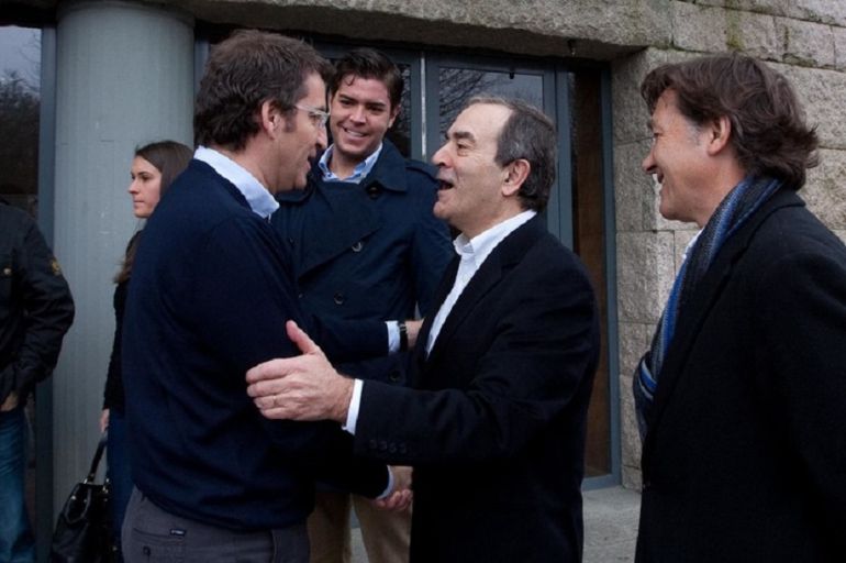 Feijoo saluda al empresario Raúl López en Santiago Feijoo saluda al empresario Raúl López en Santiago