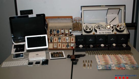 Material confiscado por los Mossos en la casa de los padres de Nadia Material confiscado por los Mossos en la casa de los padres de Nadia