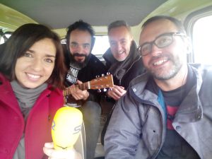Nuestros compañeros junto a Juan Pastor y Carlos Hipólito, en nuestro Seicientos. Nuestros compañeros junto a Juan Pastor y Carlos Hipólito, en nuestro Seicientos.