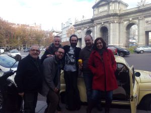 Los taxistas Agustín y Carlos, junto al equipo de este viernes. Los taxistas Agustín y Carlos, junto al equipo de este viernes.